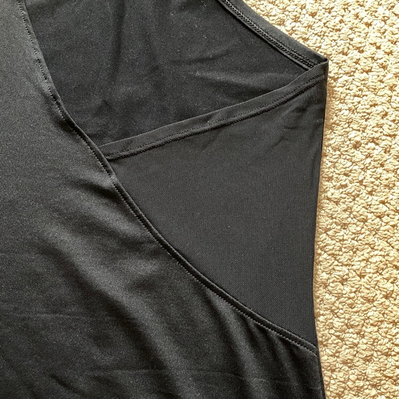 Under Armour tank top with embedded strap and mesh panels - Picture 4 of 7